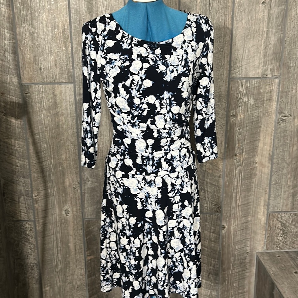 EN FOCUS Studio size 8 , very flattering Dress